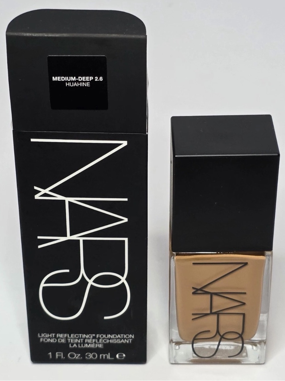 Nars Light Reflecting Foundation
HUAHINE Medium Deep 2.6 - Size 30mL/10z.